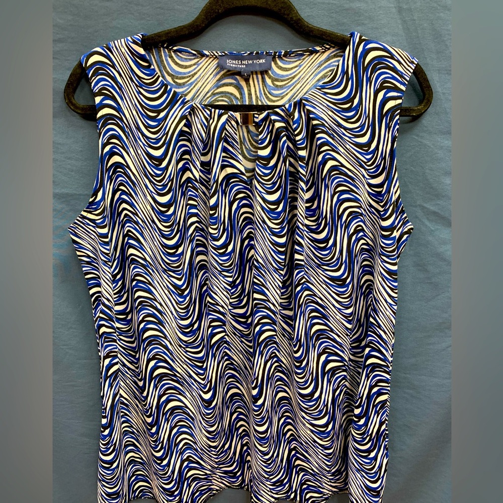 JONES NEW YORK sleeveless stretch top w/silver decoration at top of v-neck sz L